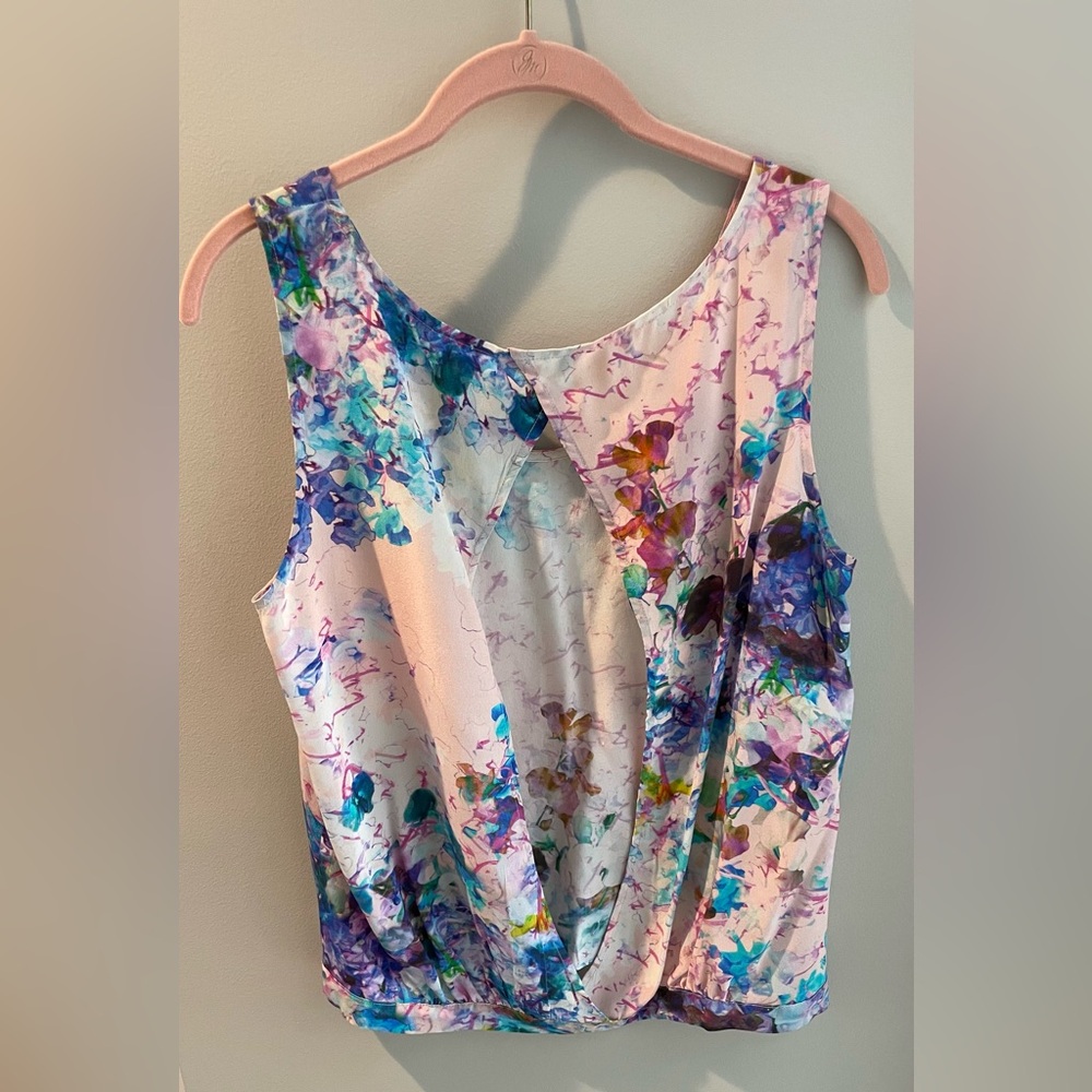 Parker 100% silk top. Open on the back. Beautiful colors